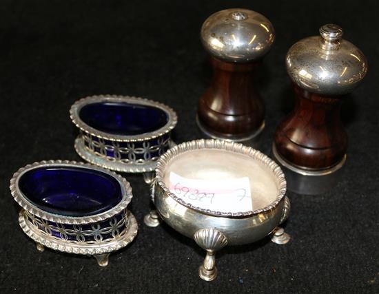 Pair of peppermills, pair of salts, oval Georgian salt